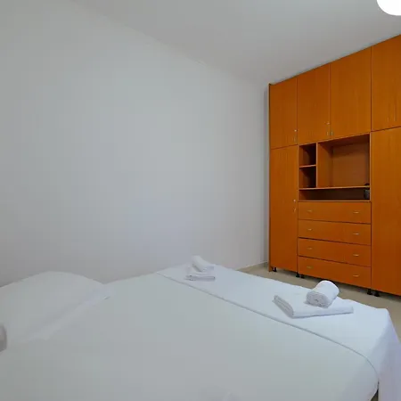 Temple Apartments 1 * クサミル
